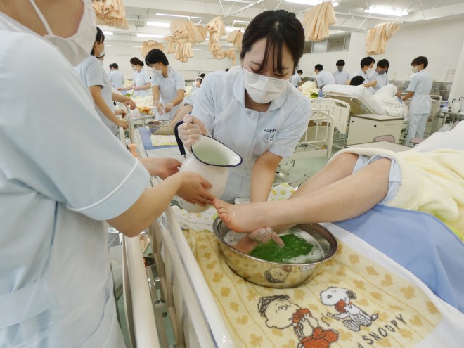 准看護師科*手浴・足浴の演習 | 松山看護専門学校