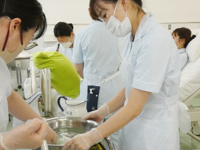 准看護師科*手浴・足浴の演習 | 松山看護専門学校