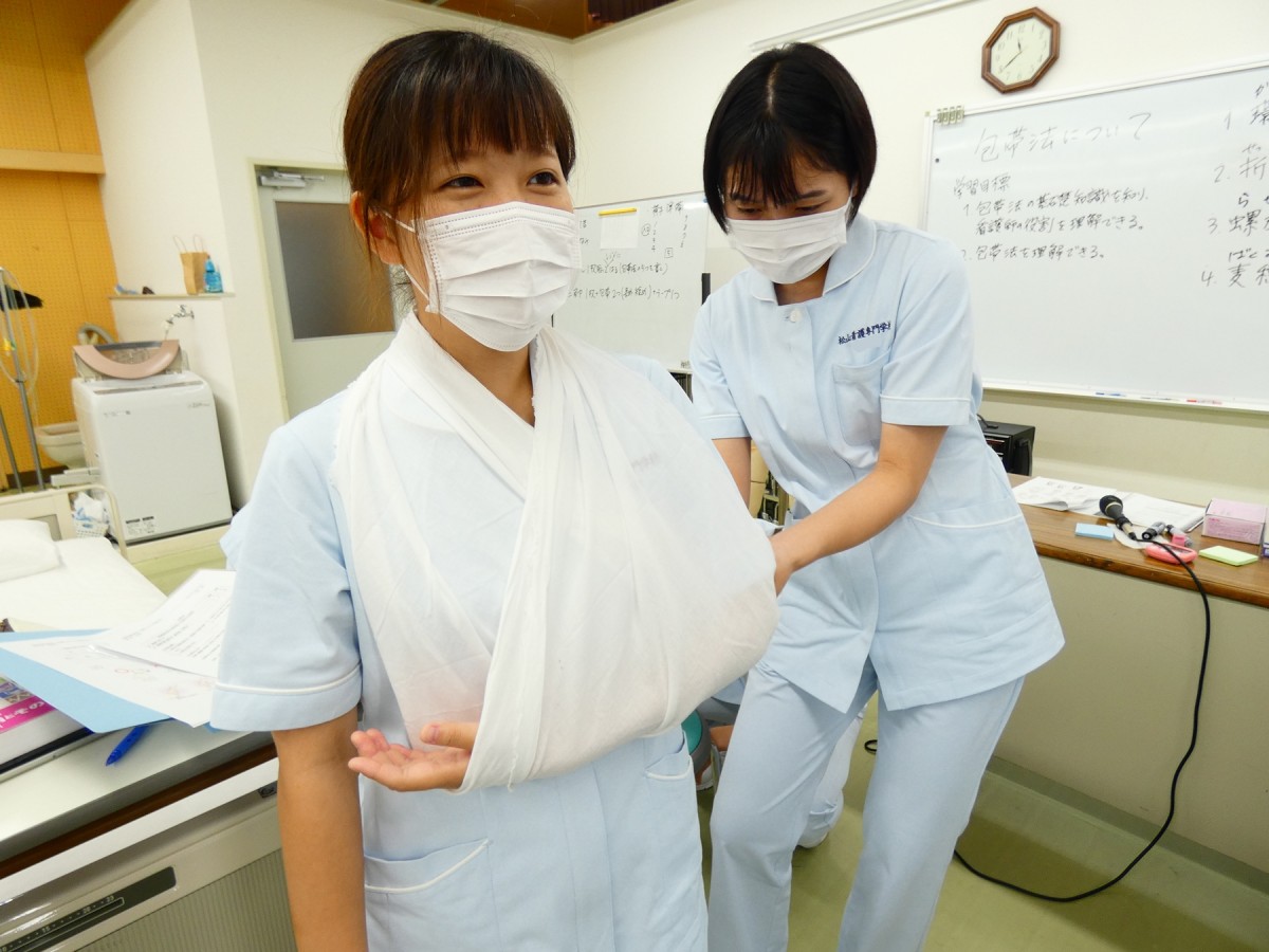 第1看護学科*1年生(第18期生)基礎看護技術Ⅲ「包帯法」 | 松山看護専門学校